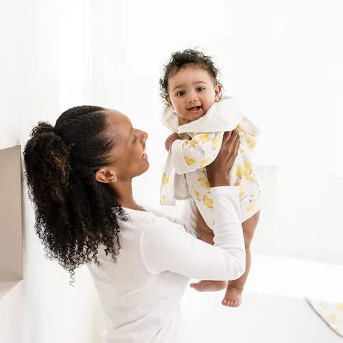 Vista 3 de Burts Bees Baby Bata de baño para bebé bata con capucha para bebé toalla de punto absorbente 100 algodón orgánico 0-9 meses
