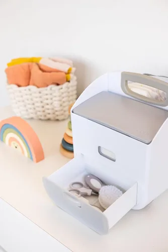 Vista 10 de Estación para cambiar pañales portátil Ubbi con caja organizadora de almacenamiento para pañales, cambiador y dispensador de toallitas de bebé