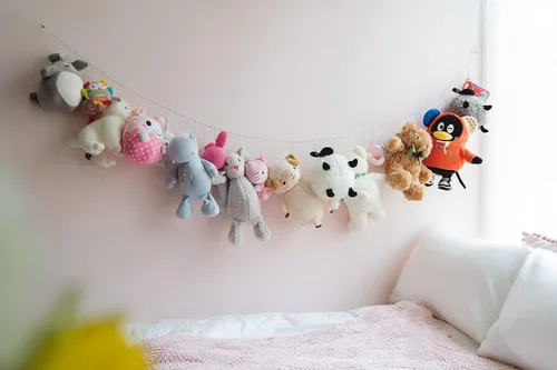 Vista 3 de Mkono Cadena de almacenamiento de metal para animales de peluche, organizador de 20 clips para juguetes de niños, soporte de exhibición para cuarto