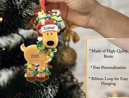 Vista 3 de Adorno de Navidad personalizado de reno 2026 – Personalización gratuita Figura de ciervo con sombrero de Papá Noel enredado en luces para árbol