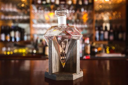 Vista 3 de Juego de decantadores de whisky con 4 vasos – Decantadores de diamantes de regalo para recién casados para alcohol, ron, bourbon, whisky, decantador