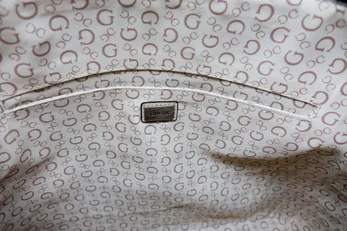 Vista 4 de GUESS Bolso bandolera con estampado de logotipo rosa para mujer, Rosado, L