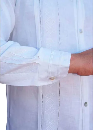 Vista 2 de Camisas de manga larga con hermosos bordados y plisados. Cuello mandarín. Cuello 'Mao. Lino 100%. Blanco