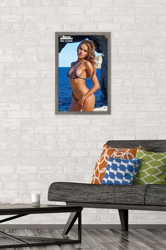 Vista 2 de Trends International Sports Illustrated: Swimsuit Edition - Póster de pared Tanya Mityushina 16, 14.725 x 22.375 pulgadas, versión enmarcada