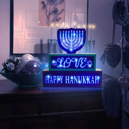 Vista 6 de Decoraciones iluminadas de Hanukkah, letrero de madera con 81 luces LED, funciona con pilas, letrero de puerta de menorá para centro de mesa