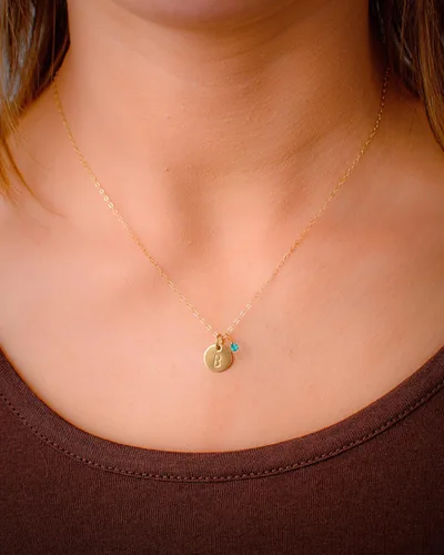 Vista 2 de EFYTAL Collar con inicial, pequeño disco personalizado relleno de oro delicado con dije del mes de nacimiento
