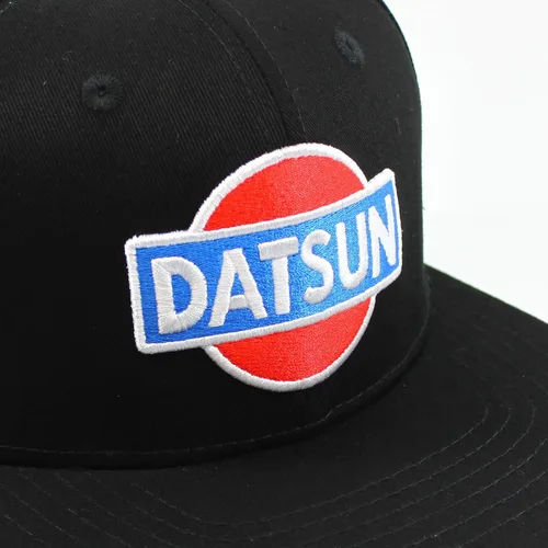 Vista 4 de Datsun - Gorra de béisbol diseño de ala plana color negro