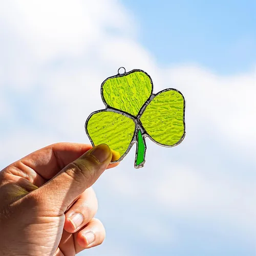 Vista 7 de Atrapasoles de trébol hecho a mano para colgar en la ventana, atrapasoles irlandés, decoración del día de San Patricio para el hogar, trébol verde