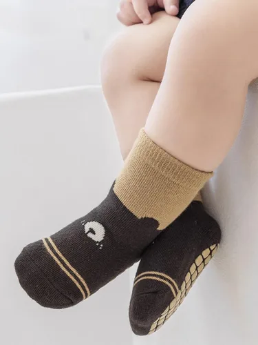 Vista 5 de Calcetines antideslizantes para bebés y niños pequeños con empuñaduras, calcetines de dibujos animados para niñas y niños recién nacidos, 5 pares