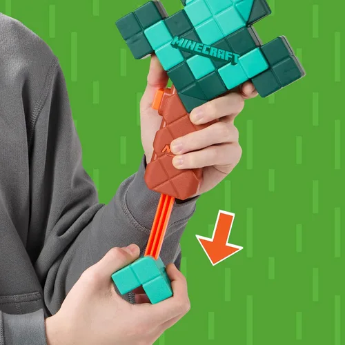 Vista 4 de Nerf Minecraft Sword Dart Blaster, Cebado de Retroceso, Borde de Espuma, 8 Dardos N1, Edades 8+