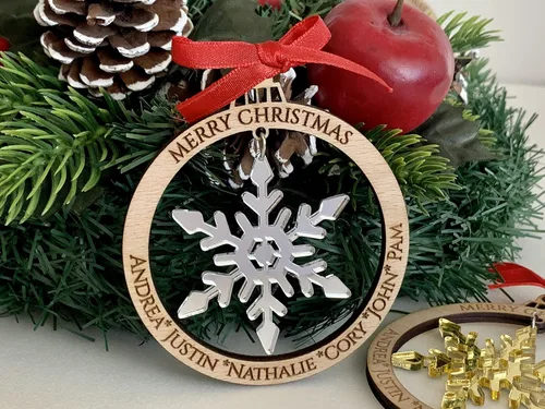 Vista 9 de Adorno personalizado para árbol de Navidad 2025, nombres grabados personalizados, miembros de la familia, bola de madera cortada con láser, copos