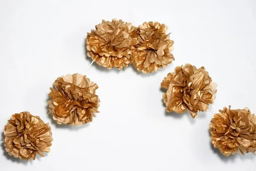 Vista 2 de Bolas de flores de tela Quasimoon, decoraciones, de PaperLanternStore, 6 pulgadas, Cobre