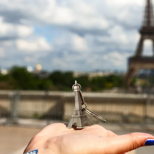 Vista 7 de Junkin 30 piezas de llavero de la torre Eiffel, decoración de llavero retro, dijes de bolso, modelo de estatua, llavero de graduación, recuerdos