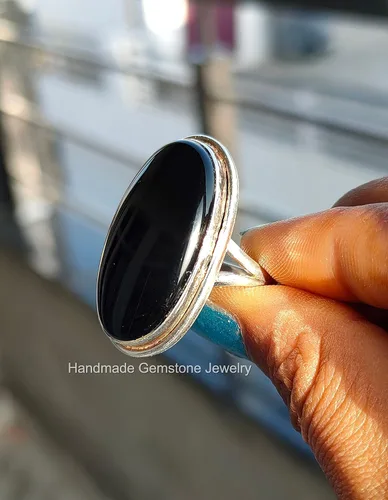 Vista 2 de Anillo de ónix negro natural Diseño de forma ovalada Banda dividida hecha a mano Estilo Boho Piedra preciosa negra Piedra grande