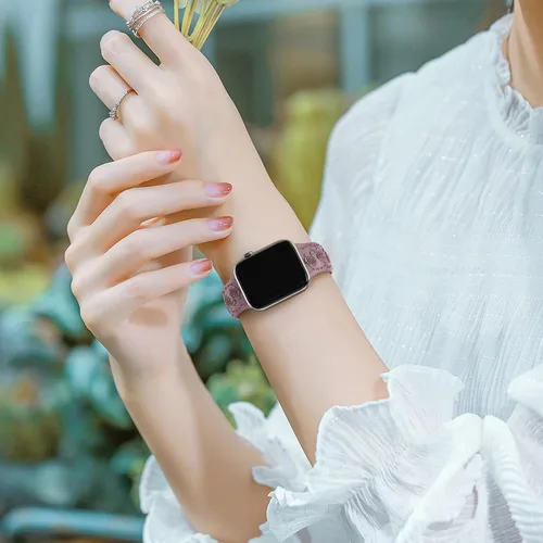 Vista 5 de Correa de silicona suave con grabado floral compatible con Apple Watch Band de 1.575 in, 1.614 in, 1.496 in, 1.654 in, 1.732 in, 1.772 in y 1.929 in