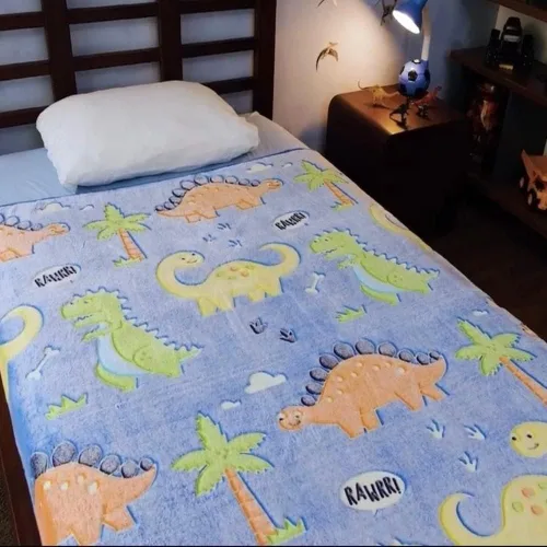 Vista 5 de Manta de dinosaurio que brilla en la oscuridad para niños, manta suave de forro polar azul. Gran regalo de dinosaurio para niños, nietos, bebés
