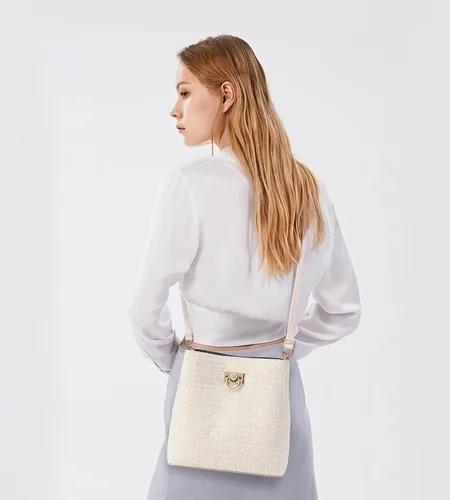 Vista 4 de KALIDI Bolsos cruzados para mujer de cuero vegano Bolso de hombro de moda con múltiples bolsillos Beige