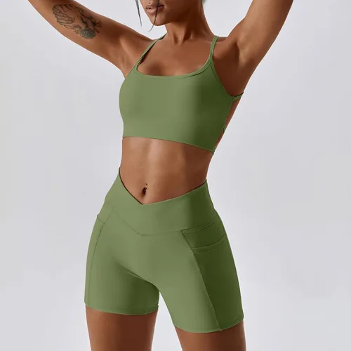 Vista 4 de IWEMEK Conjuntos de entrenamiento para mujer, 2 piezas, trajes de yoga de cintura alta, pantalones cortos y brasier deportivo, ropa de gimnasio