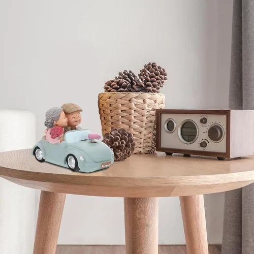 Vista 6 de Veemoon Figuras de resina para parejas mayores, decoración de pastel de aniversario de boda, pareja amorosa en el automóvil, estatua para decoración