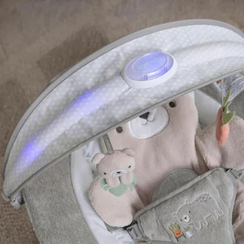 Vista 9 de Ingenuity InLighten - Asiento de columpio para bebé con barra de juguete iluminada y almohada de tiempo de barriga de oso - Nate, desde recién