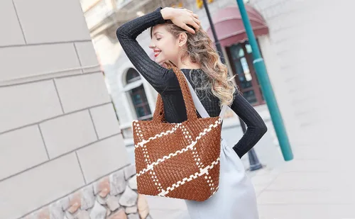 Vista 2 de Bolso de mano tejido de moda para mujer, bolso de compras de cuero vegano suave tejido a mano con bolso