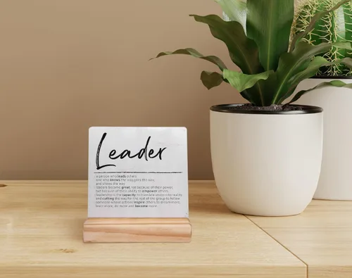 Vista 2 de Leader Definition - Placa de madera inspiradora con soporte de madera, placa de madera para decoración de escritorio para el hogar, oficina, mesa