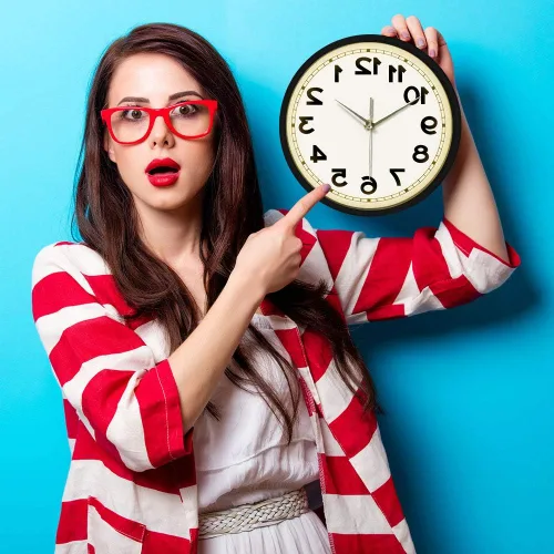 Vista 9 de Geek Alerts Números inusuales en sentido contrario a las agujas del reloj reloj hacia atrás con iluminación LED activada por sonido, reloj de pared