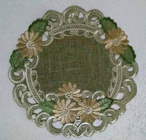 Vista 2 de Tapete redondo o mantel individual con margarita dorada sobre arpillera verde salvia, material de lino, tamaño 7 pulgadas