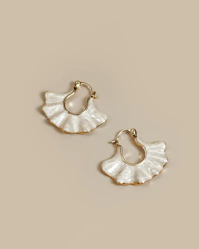 Vista 4 de Aretes chapados en oro de 18 quilates con diseño de flores esmaltadas en color blanco crema para mujer, delicados, atrevidos, retro, hechos a mano