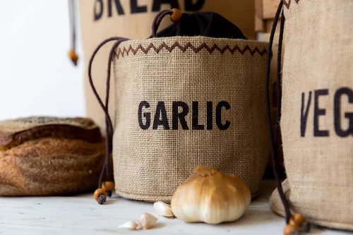 Vista 4 de Natural Elements KitchenCraft Bolsa de almacenamiento de ajo ecológico con cordón, yute / 100% algodón