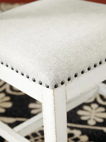 Vista 7 de Signature Design by Ashley Valebeck Farmhouse - Silla de comedor acolchada, 2 unidades, borde de cabeza de clavo, tapicería de tela, madera maciza