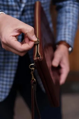 Vista 8 de Bolso de mano de cuero para hombre, organizador de muñeca, maletín hecho a mano en Italia, resistencia al tiempo, Marrón