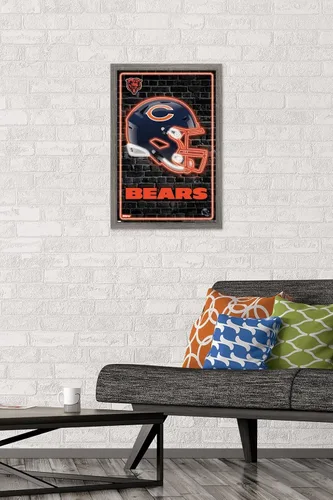 Vista 2 de NFL Chicago Bears - Póster de pared con casco neón 23, 22.4 pulgadas de largo x 14.7 pulgadas, versión enmarcada de madera de granero