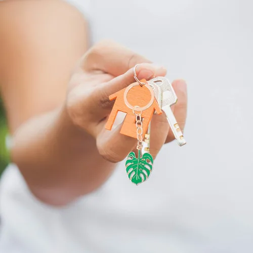 Vista 4 de KESYOO Llavero hawaiano de piña y cactus con forma de hoja de palma, llavero con diamantes de imitación, colgante para bolso, bolso, decoración