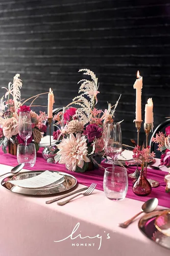 Vista 3 de Ling's moment Flores artificiales magenta con jarrón para decoración de mesa de boda, ramo de centro de mesa, maceta para ceremonia, recepción
