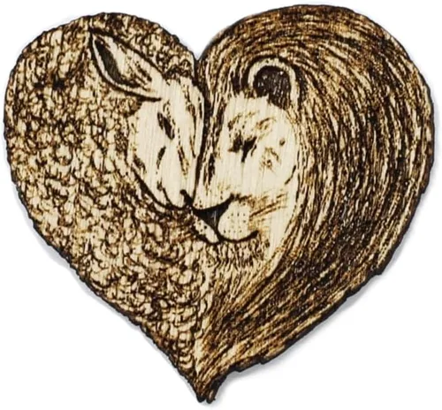 Vista 3 de Pin de madera hecho a mano con corazón de león y cordero en la tierra