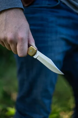 Vista 9 de Uncle Henry LB7 Bear Paw - Cuchillo de bolsillo tradicional con punta de clip de 3.7 pulgadas, hoja SS de alto carbono, mango de madera, refuerzos