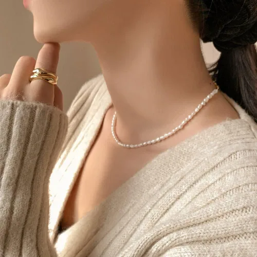 Vista 5 de VIEWLAP Collar de perlas de concha simple barroca irregular gargantilla para mujeres y niñas Perla de imitación No es una piedra preciosa