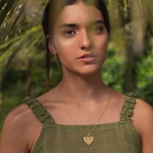 Vista 5 de Collares con medallón para mujeres y niñas, chapados en oro de 14 quilates, collares con inicial de corazón de girasol que sostiene imágenes You are
