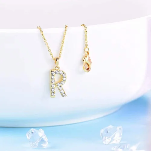 Vista 3 de Tarsus Collar con dije de inicial con zirconias cúbicas para mujeres y niñas.
