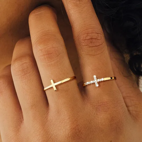 Vista 2 de Foxgirl Anillos de cruz de oro para mujeres y niñas, juego de anillos apilables chapados en oro de 14 quilates, anillos de dedo de cruz fina