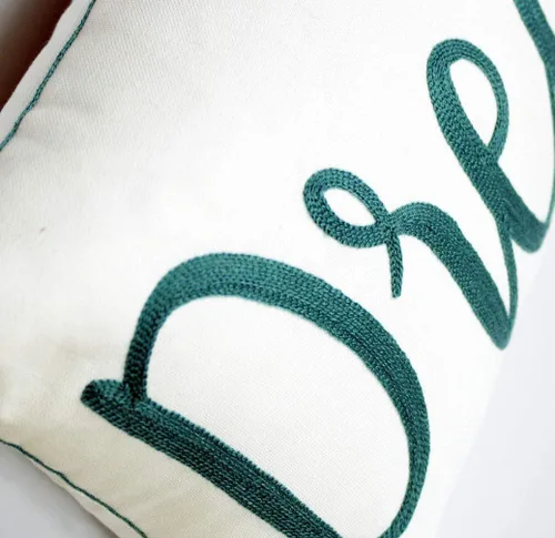 Vista 2 de Funda de almohada bordada con cita inspiradora con patrón de ensueño, funda de almohada decorativa de lona de 12 x 20 pulgadas