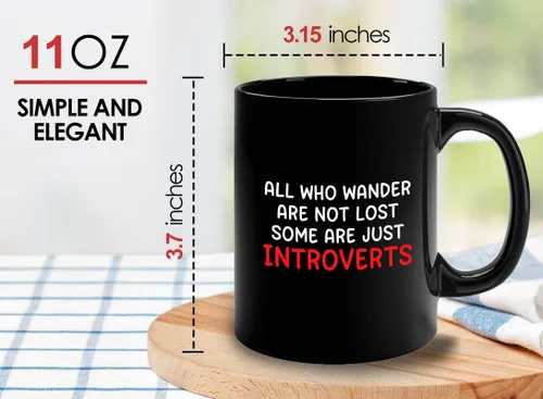 Vista 5 de Divertida taza de café introvertida de 11 onzas, color negro, todos los que vagan son - Regalo para su persona hogareña, persona solitaria, persona