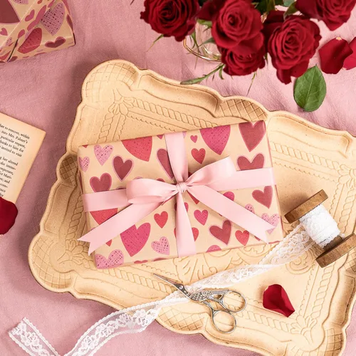 Vista 5 de RUSPEPA Rollo de papel kraft para regalo del día de San Valentín, mini rollo, diseño de corazón rojo y rosa, papel de regalo romántico para el día