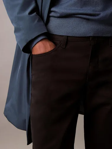 Vista 5 de Calvin Klein Pantalón tejido técnico elástico Move 365 para hombre, corte ajustado, resistente a las arrugas
