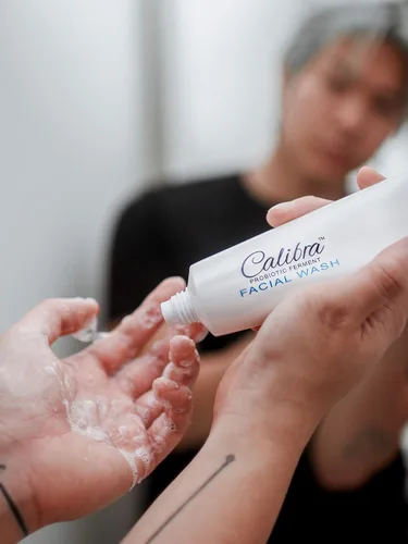 Vista 3 de Calibra Lavado facial: limpiador probiótico suave y calmante para hombres, calma la apariencia de enrojecimiento e irritación