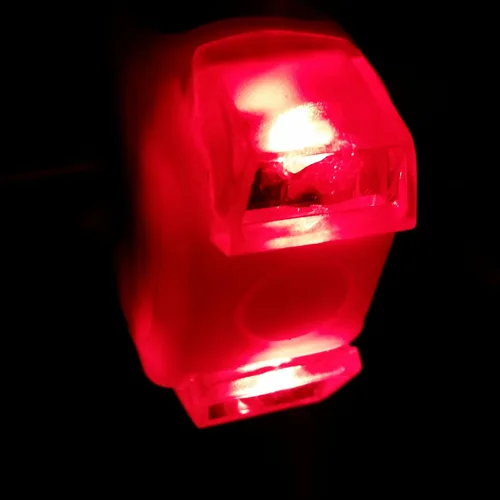 Vista 2 de Bright Eyes Luz trasera de bicicleta de silicona Luces LED de seguridad trasera (rojo)