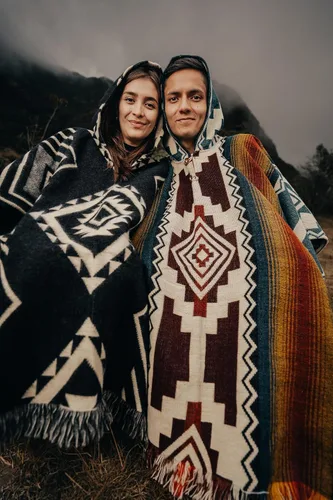 Vista 4 de Alpaca ponchos for men and women, handmade with the best alpaca wool material by Ecuadorian artisans.