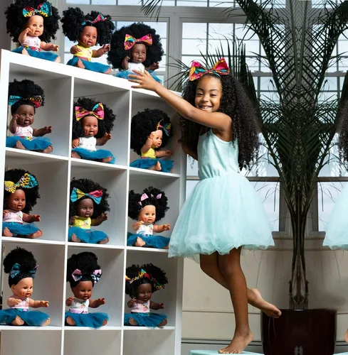 Vista 7 de Orijin Bees Curly Swizzy Bee - Muñeca Biracial negra de 12 pulgadas con pelo rizado
