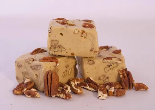 Vista 3 de Fudge de chocolate con caramelo y pecanas de Betsy's Fancy Fudge, 1 libra en 4 piezas envueltas, sin gluten, ideal para regalos, hecho a mano